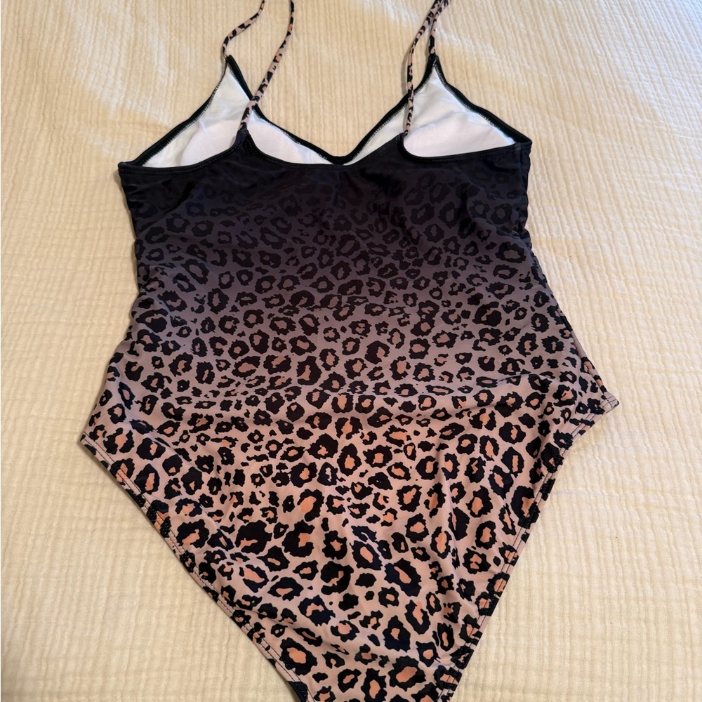 NWT fade/cheetah print/padded bra/ties at shoulder one piece swimsuit. Size L - Picture 4 of 5